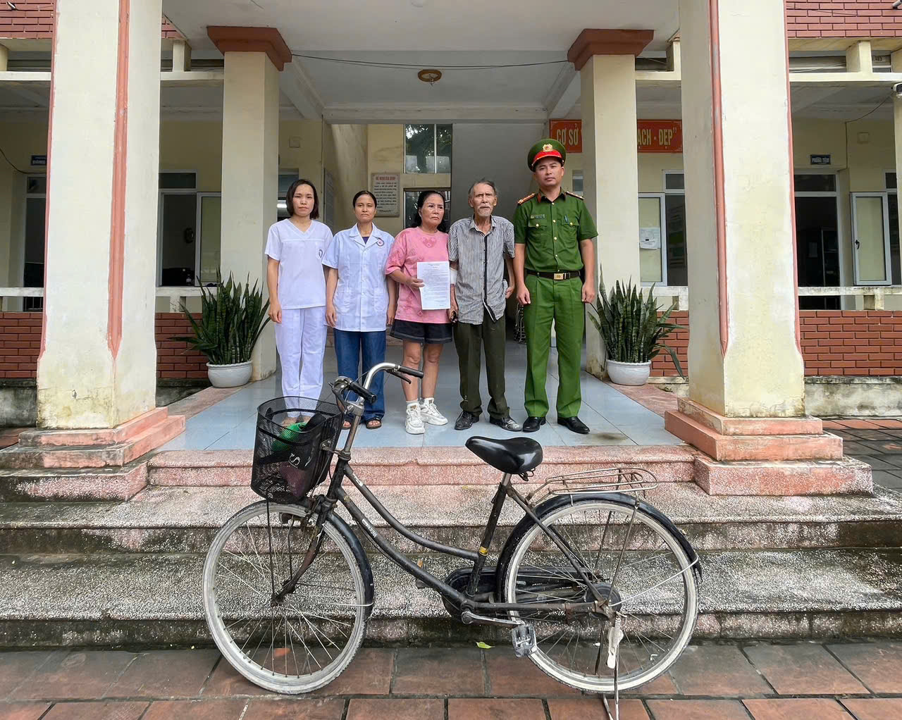 Công an phường Bạch Đằng: Kịp thời giúp đỡ, đưa cụ ông đi lạc trong đêm mưa lạnh về với gia đình